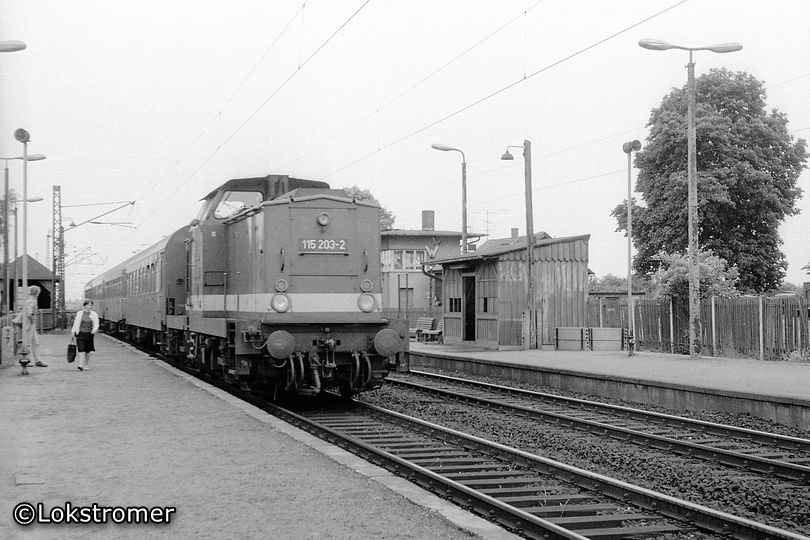 DR 115 203 (spätere DR 114 203) erreicht am 15. Juni 1983 mit einem Personenzug nach Leipzig Hbf den Haltepunkt Engelsdorf Ost