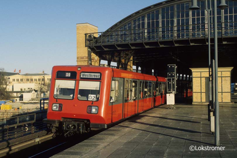 DB 485 087 auf der Stadtbahn in Berlin-Lehrter Stadtbahnhof am 11.01.1998