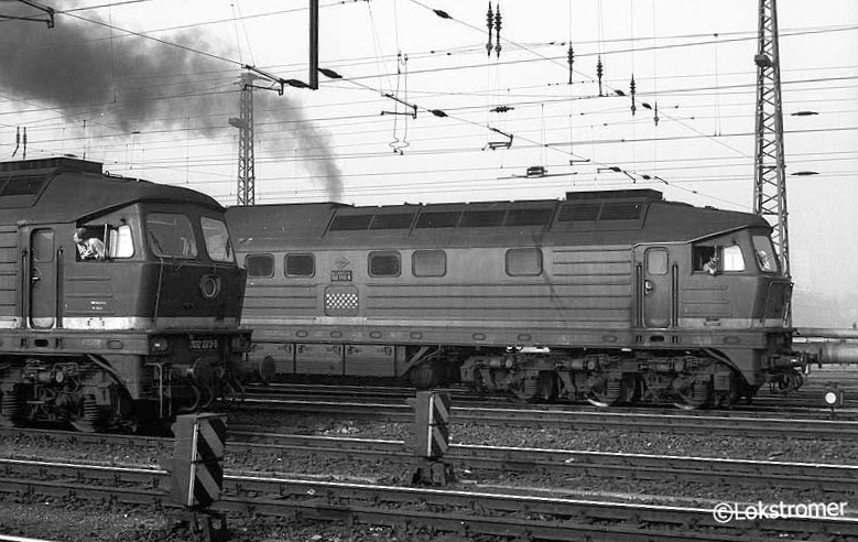 Während am 10.02.1989 der Zug mit DR 132 223 in Erfurt Hbf noch abgefertigt wird, bringt DR 132 110 einen schweren Getreidezug in Schwung.