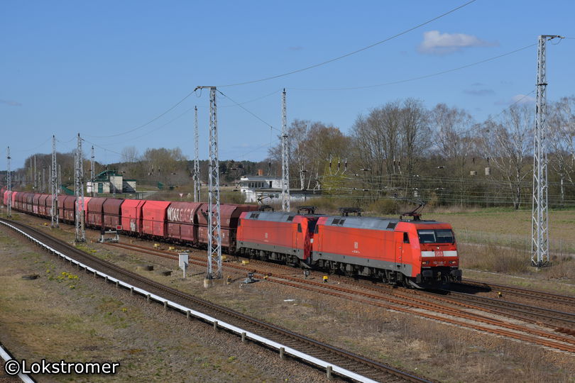 Der Erzzug von Hamburg nach Ziltendorf zu Arcelor Mittal mit 152 146 und 152 141 (Schönfließ am 04.04.2020)