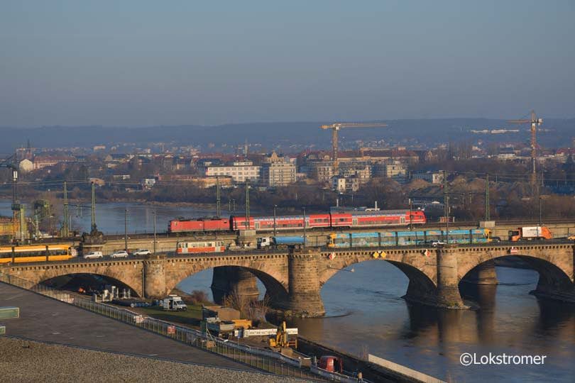 Nahverkehr auf der Marienbrücke in Dresden gab es am Morgen des 05.12.2019 zu beobachten mit DB 143 967 mit S2 nach Dresden-Flughafen, Arbeits-Tw 201113 der DVB und zwei weiteren DVB-Straßenbahnen