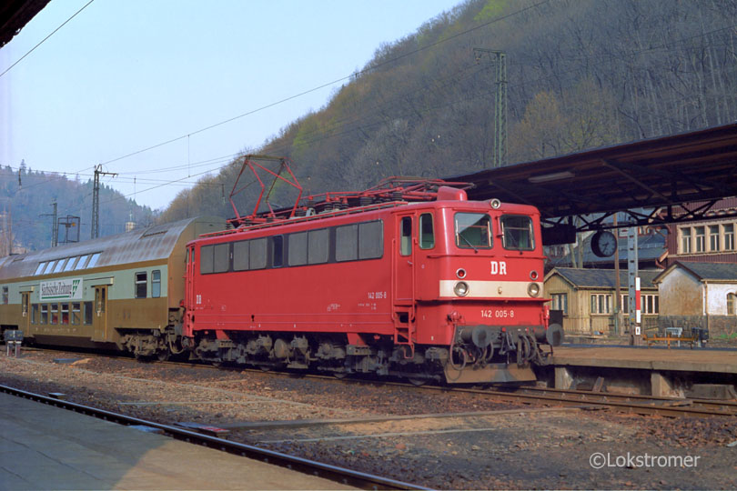 DB 142 005 mit einem S-Bahn-Zug in Tharandt am 18.04.1992