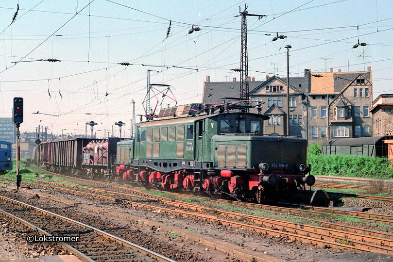 DR 254 106 mit einem Güterzug in Richtung Leipzig bei Ausfahrt aus Halle/S. Gbf am 05.05.1990