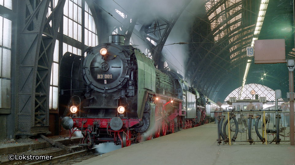 03 001 und 35 1113 vor einem Sonderzug in Dresden Hbf am 2. Dezember 1990