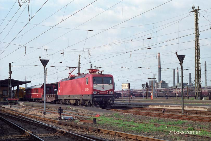 DB 112 025 mit einem Dienstzug der VES-M Halle in Bitterfeld am 10.06.1992
