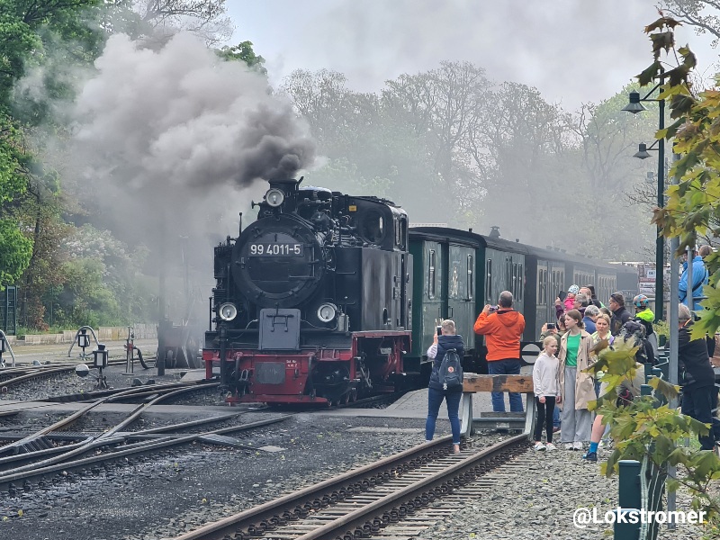 PRESS 99 4011 steht am 10.05.2024 abfahrbereit mit einem Personenzug nach Lauterbach Mole und bietet für viele Schaulustige ein willkommenes Fotomotiv
