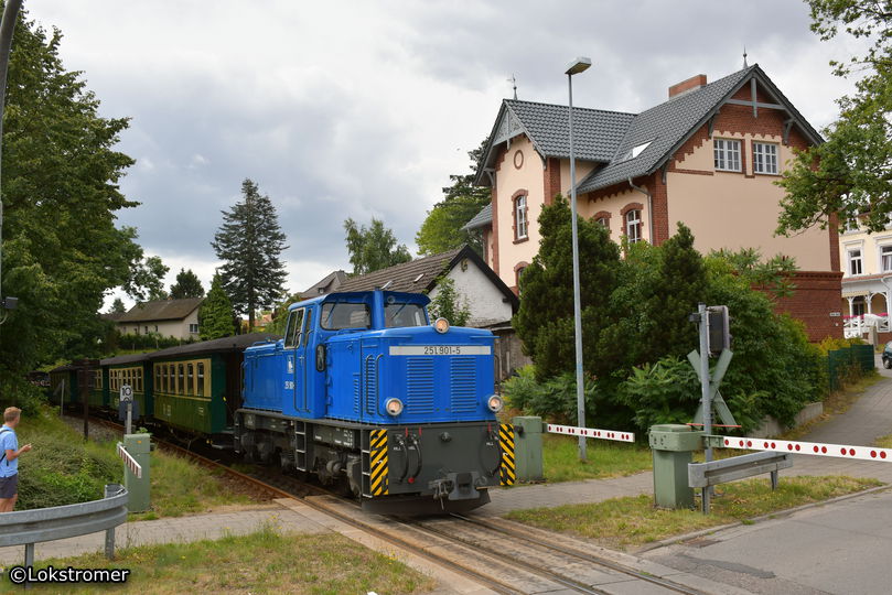 RüBB-Diesellok 251 901 bringt den Personenzug von Lauterbach Mole bis nach Putbus
