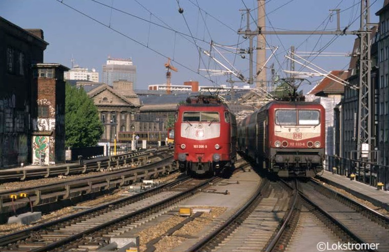 Am 30.04.1999 in Berlin-Friedrichstraße kommt DB 103 206 mit einem Interregio über die Stadtbahn, während DB 112 033 einen Regionalexpress in Richtung Berlin-Alexanderplatz schiebt.