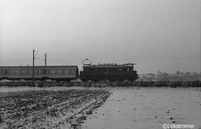 DR E04 01 mit Eilzug von Leipzig nach Magdeburg bei Jeßnitz (Anh) am 25.11.1993