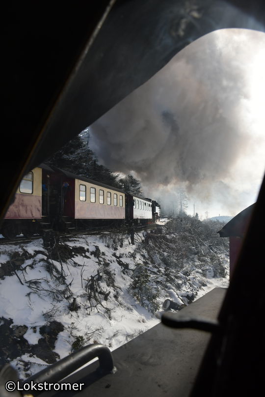 Bergwärts donnernd passiert an der Kreuzungsstation Goetheweg der P 8925 den im Kreuzungsgleis wartenden, mit 99 234 der HSB bespannten P 8932 nach Wernigerode
