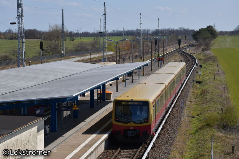 S-Bahn-Zugkreuzung in Schönfließ am 04.04.2020