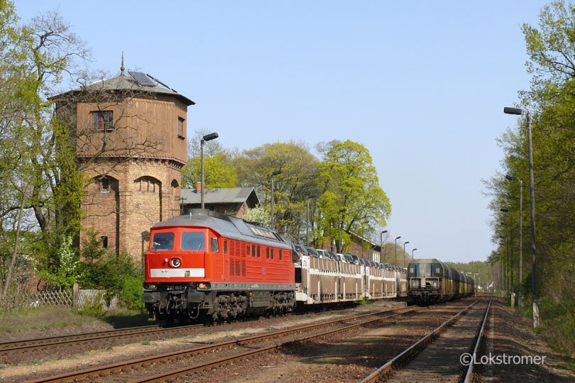 Am 16.04.2009, als die Strecke Hoyerswerda - Horka noch nicht saniert war, gab es noch Reichsbahn Flair. 232 669 passiert den Kreuzungsbahnhof Uhyst in Richtung Hoyerswerda.