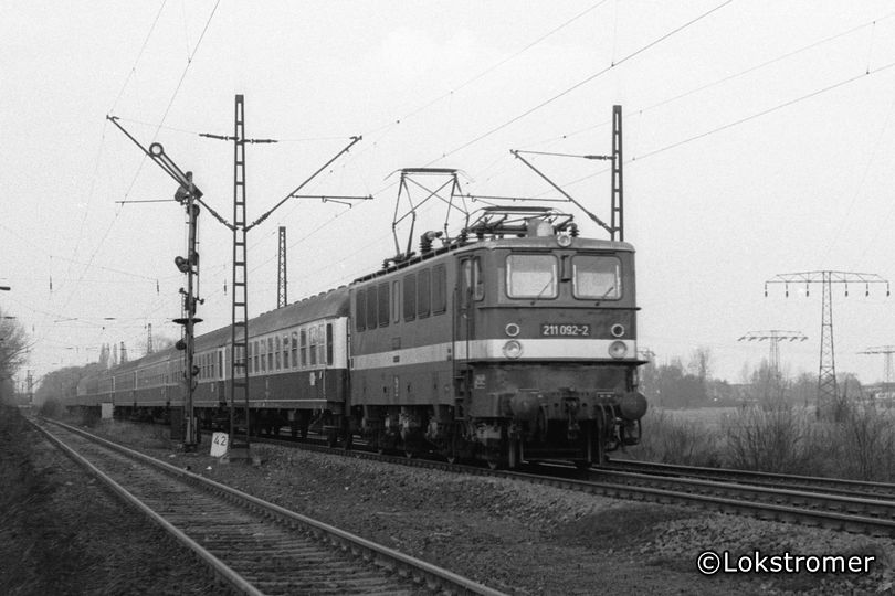 DR 211 092 mit Transitzug von Berlin in Richtung Erfurt in Wolfen am 15.03.1985