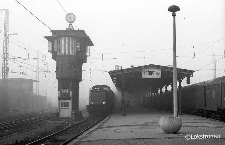 DR 112 344 in Erfurt Hbf mit Personenzug nach Sangerhausen am 10. Februar 1989