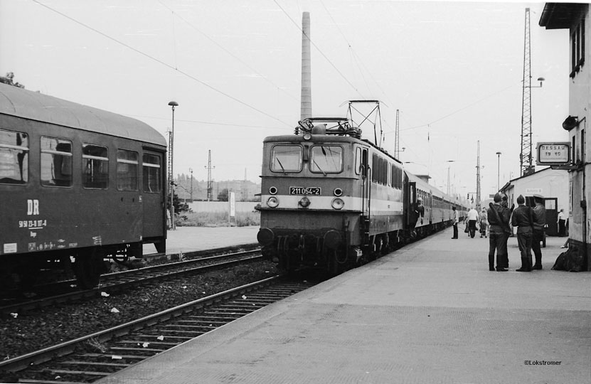 DR 211 054 bespannt den abendlichen Personenzug von Magdeburg nach Dessau - hier bei der Bereitstellung.