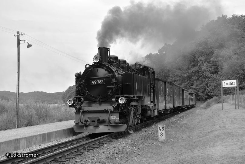 Fast wie vor 30 Jahren - 99 782 mit Personenzug nach Binz KB fährt am 19. Juli 2019 durch Garftitz