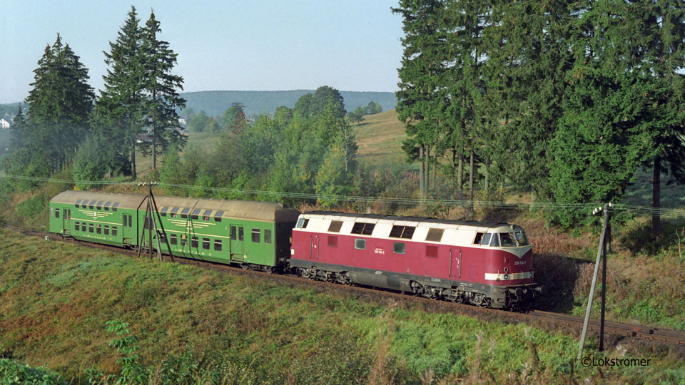 DB 228 704 mit einem Regionalzug nach Ilmenau auf der Steilstrecke über den Rennsteig bei Schmiedefeld am 25.09.1992