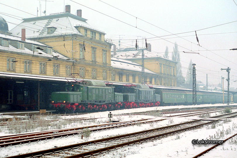 DR 254 106 und DR E94 056 bei der Abschiedsfahrt vom E94-Plandienst am 15.12.1990 in Altenburg
