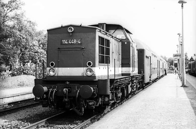 DR 114 448 des Bw Saalfeld in Lobenstein mit einer DBv-Doppelstockeinheit nach Saalfeld am 26. Juli 1984