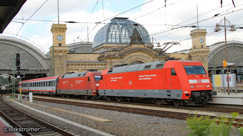 DB 101 140 vor 101 038 mit EC nach Wien am 21. Juli 2012 bei Ausfahrt aus Dresden Hbf