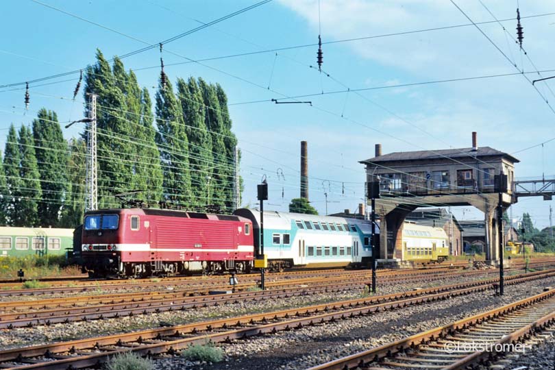 DB 143 365 am Brücken-Stellwerk in Leipzig Bayerischer Bahnhof am 25.09.1995