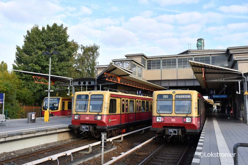 Hier begegnen sich am 13.10.2022 in Berlin Bornholmer Str DB 485 041 als S8 nach Grünau und DB 485 168 als S85 nach Pankow.