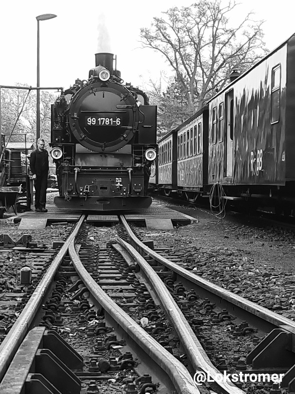 PRESS 99 1781 wird am 11.05.2024 im Endbahnhof Göhren mit Wasser versorgt