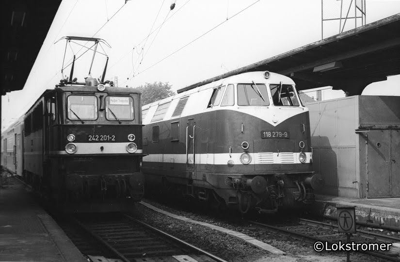 WÄHREND DR 242 201 mit der S-Bahn nach Meißen-Triebischtal am 22.08.1984 den Bahnhof Meißen verlässt, rangiert DR 118 279 an den Eilzug nach Leipzig über Döbeln.