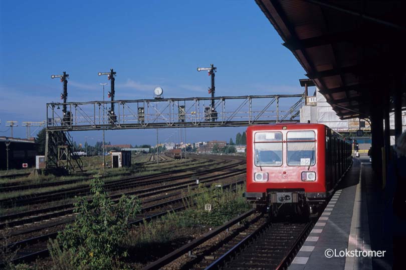 DB 485 087 auf der Ringbahn in Berlin-Tempelhof am 16.09.2001