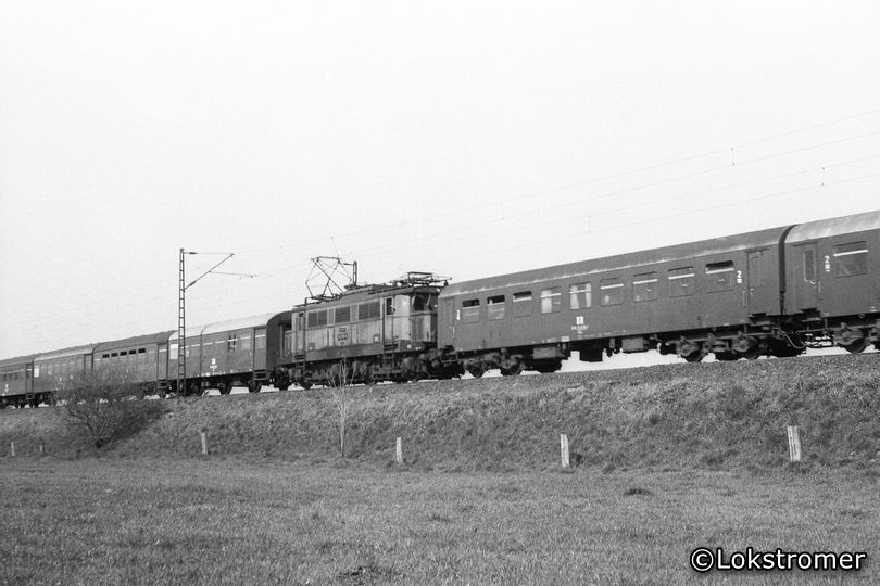 DR 244 105 als Zwischenlok in einem Personenzug von Dessau nach Halle/S. und Leipzig mit Zugteilung in Bitterfeld bei Jeßnitz (Anh.) am 22.05.1981