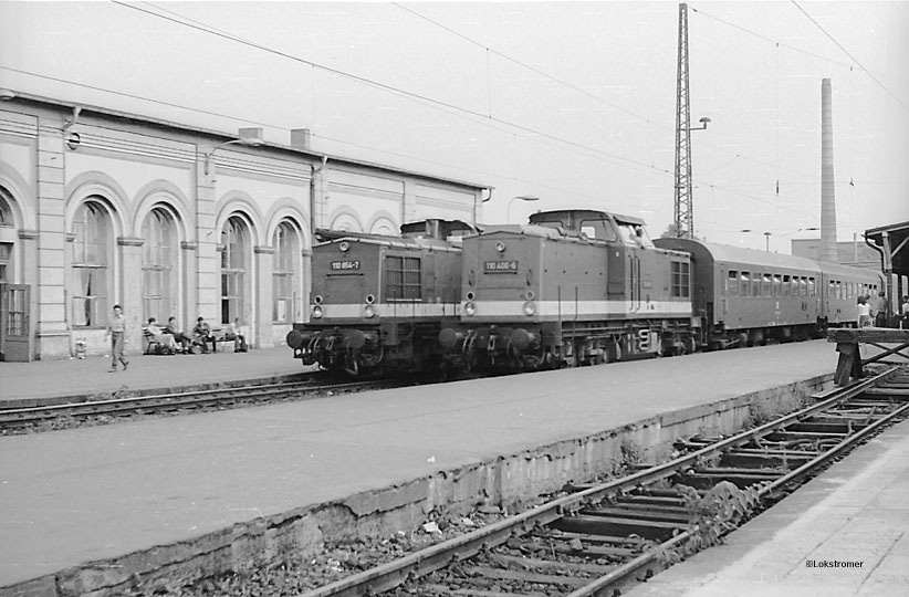 DR 110 854 und DR 110 406 in Magdeburg Hbf mit ihren Personenzügen in Richtung Loburg und Brandenburg.