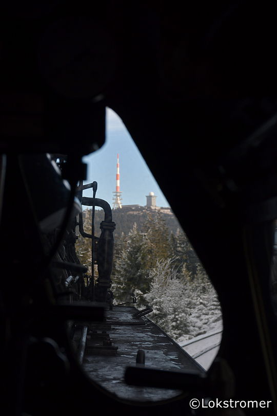 Aus dem Führerstandsfenster der 99 7241 der Blick zum Brocken-Gipfel