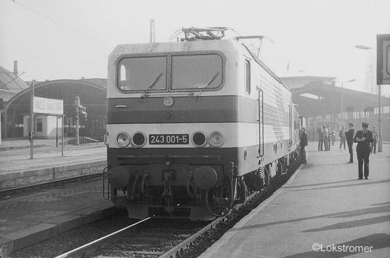 DR 243 001 wurde in Halle/Saale Hbf am 03.11.1984 zu Mittag an den Schnellzug nach Berlin rangiert. 