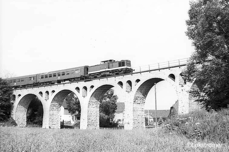 DR 114 482 mit Personenzug von Lobenstein nach Triptis über Ziegenrück am 2. August 1984 auf dem Viadukt in Unterlemnitz 