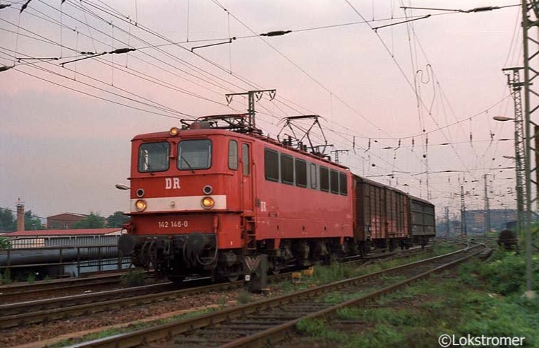 Am 23.08.1994 kommt früh morgens DB 142 146 mit ein paar Güterwagen in den Bahnhof Dresden-Friedrichstadt gefahren. Die DR-Beschriftung hat die DB-Zeit monatelang überlebt.