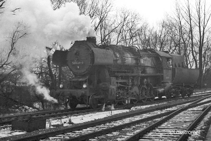 DR 52 8159 (Bw Brandenburg) wird am 19.02.1983 im Bw Brandenburg für den nächsten Einsatz vorbereitet