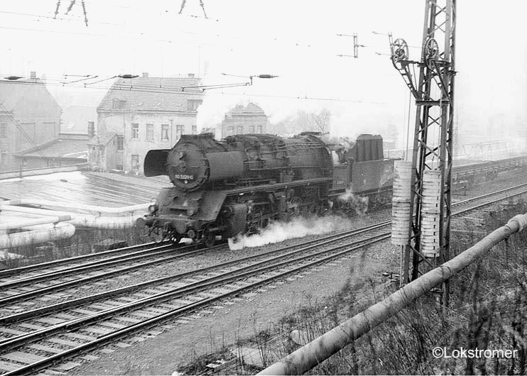 DR 50 3529 am 23.03.1985 in Glauchau mit einem Leer-Sandzug auf dem Weg ins Muldental.