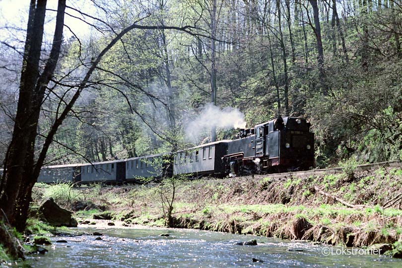 DR 99 1790 mit Personenzug nach Freital-Hainsberg am 08.04.1990 im Rabenauer Grund
