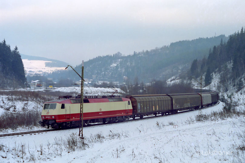 DB 120 003 als Erprobungsträger bei Ausfahrt aus Probstzella in Richtung Nürnberg über den Frankenwald am 29.12.1993