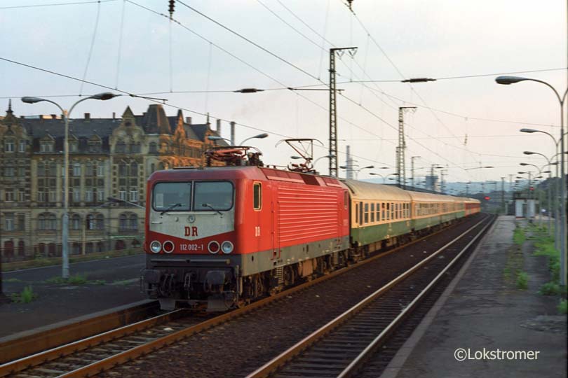 DB 112 002 mit D-Zug von Prag nach Berlin in Dresden-Mitte am 21.05.1992