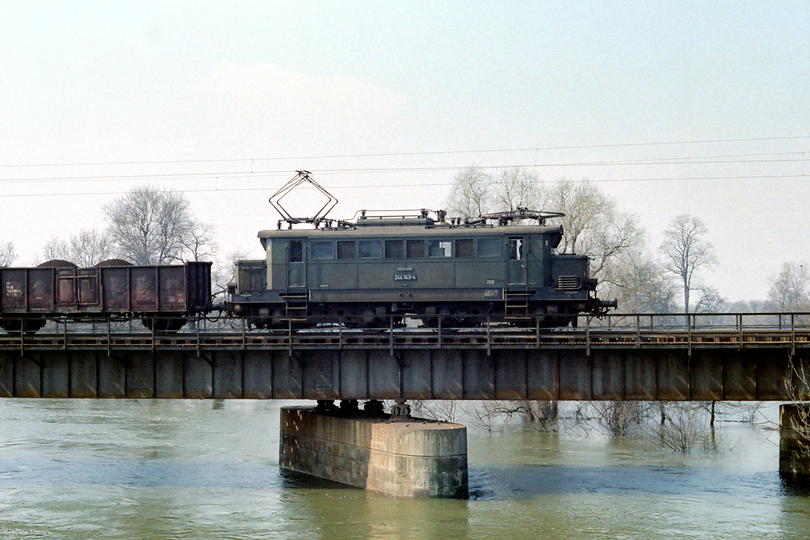 DR 244 143 mit Güterzug nach Roßlau/Elbe auf der Muldebrücke bei Dessau-Wallwitzhafen am 11.04.1987