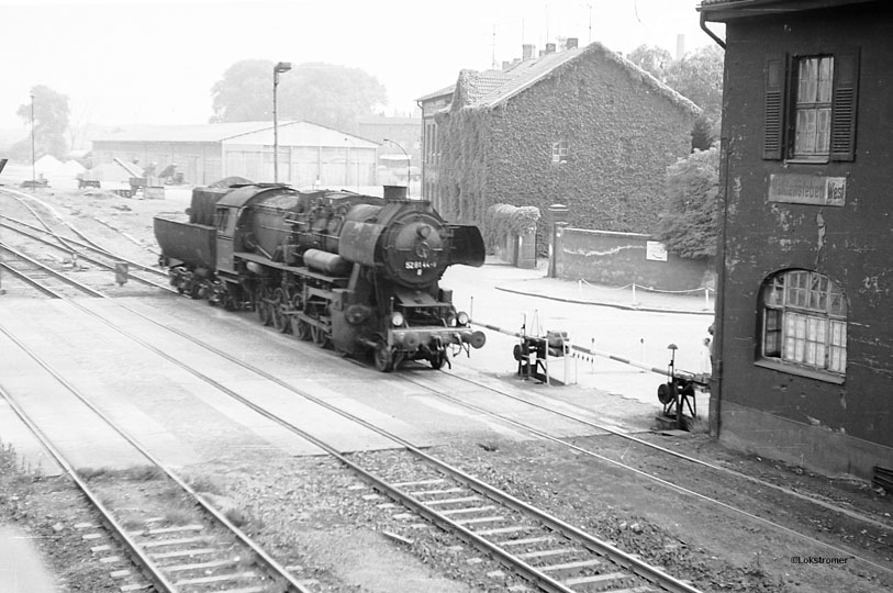 DR 52 8144 hat einen Nahgüterzug gebracht und fährt zum Bekohlen und Wassernehmen in das Bw Haldensleben.