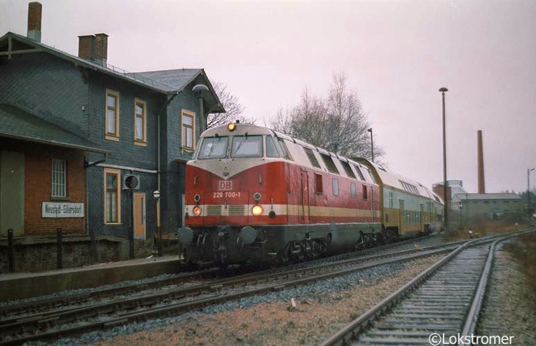 Auf dem Weg von Ilmenau nach Großbreitenbach hat DB 228 700 mit dem kurzen Zug aus zwei Doppelstockwagen am 28.12.1994 den Bahnhof Neustadt-Gillersdorf erreicht. Drei Jahre später wurde der Personenverkehr eingestellt.