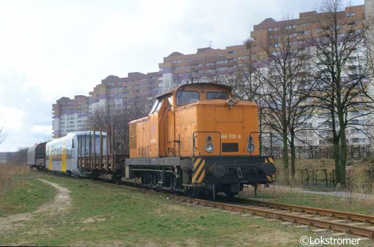 Am 07.03.2000 überführt DB 346 709 in Berlin-Wilhelmsruh den neu gebauten Regio Shuttle RS1 VT002 für transregio vom Stadler-Montagewerk nach Velten zur Inbetriebnahme. Der erste Abschnitt der Fahrt führt über die Heidekrautbahn entlang des Märkischen Viertels nach Basdorf.