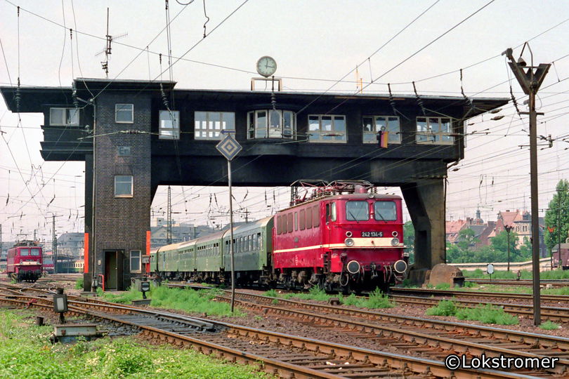 DR 242 134 mit Personenzug nach Halle/S. in Erfurt Hbf am 31.07.1990