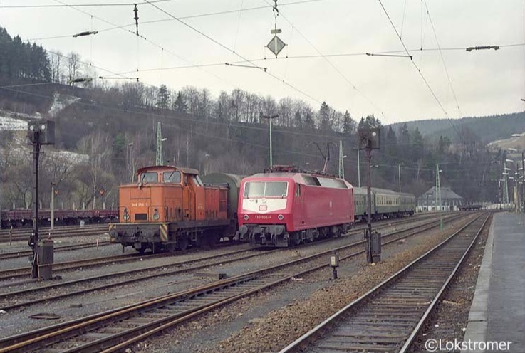 DB 120 004 als Erprobungsträger für neue ABB-Drehstrom-Antriebstechnik im Einsatz auf der Frankenwald-Bahn. Hier am 26.02.1994 in Probstzella