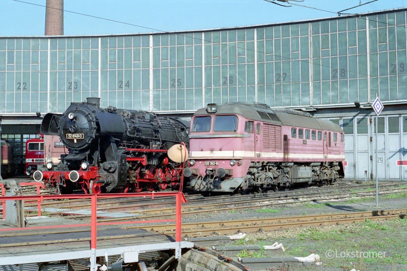 Im Bw Cottbus waren am 03.10.1990, dem Tag der deutschen Einheit, 120 362 und 52 8148 der Deutschen Reichsbahn vor der Drehscheibe aufgestellt.