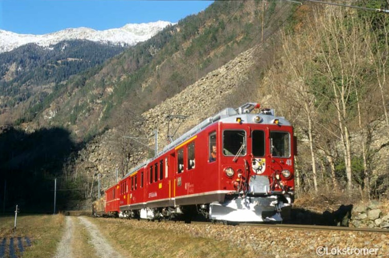 ABe4/4-41 und ABe4/4-44 der RhB haben mit einigen Holztransportwagen am 03.03.2000 den Kehrviadukt von Brusio passiert und fahren weiter talwärts nach Tirano.