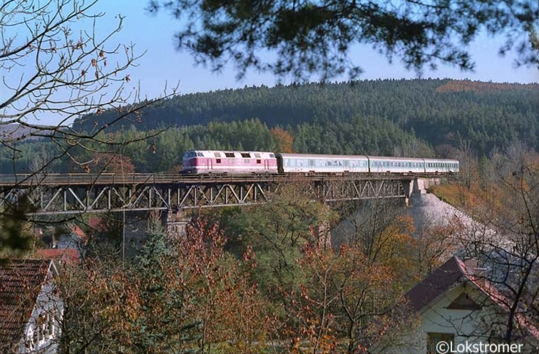 Am 18.10.1994 passiert DB 228 746 mit einer Regionalbahn nach Erfurt den Viadukt in Angelroda.