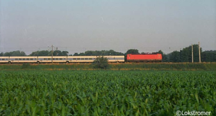 DB 112 132 mit Talgo-Schlafwagenzug als IC Night ICN1900 von München Ost nach Berlin-Charlottenburg bei Jeßnitz (Anh) am 04.07.1994